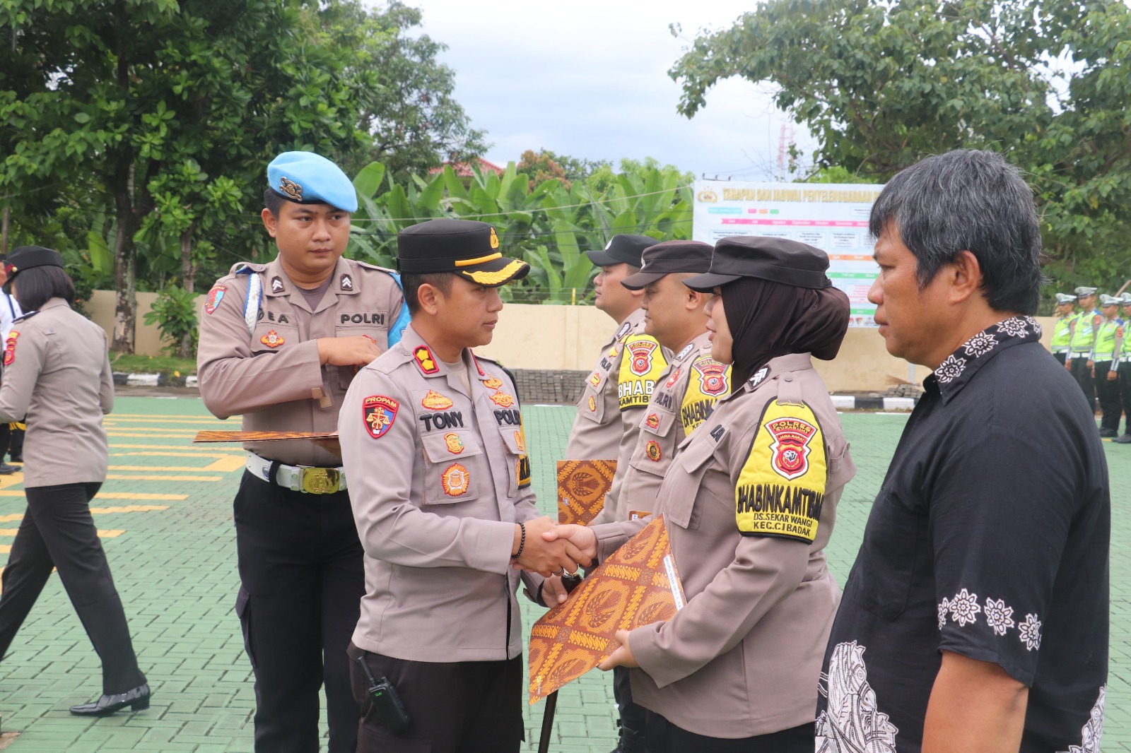 Kapolres Sukabumi AKBP Tony Berikan Penghargaan Kepada Warga dan Bhabinkamtibmas yang Berdedikasi dalam Penanggulangan Bencana Tanah Longsor
