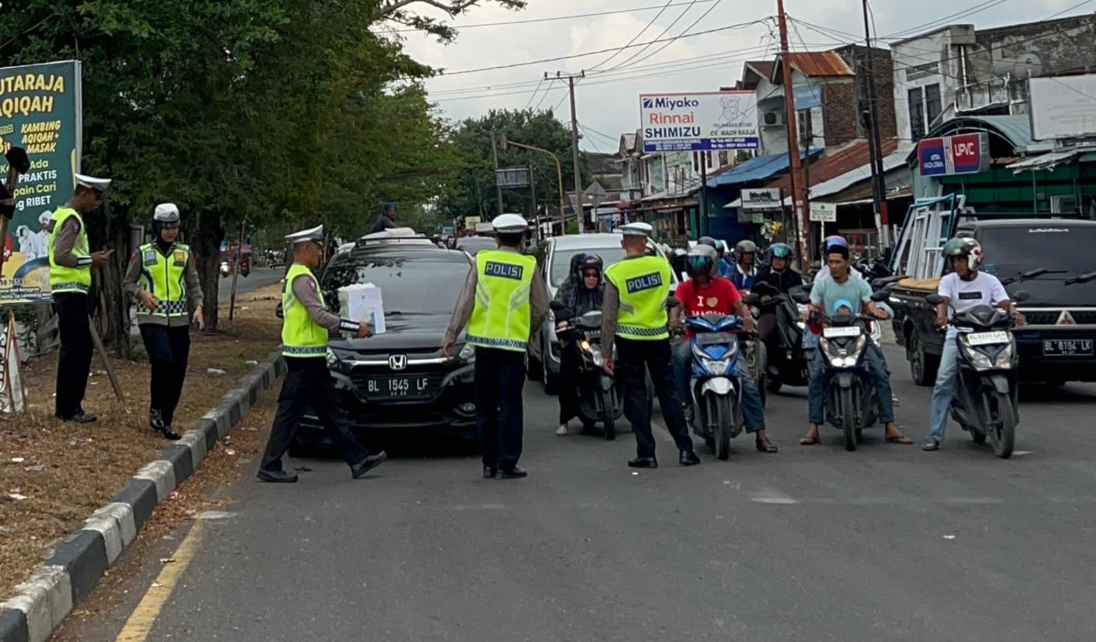 Bagi-Bagi Takjil Pada Pengendara, Dirlantas Polda Aceh: Berkah Ramadan Dan Bukti Nyata Polantas Hadir
