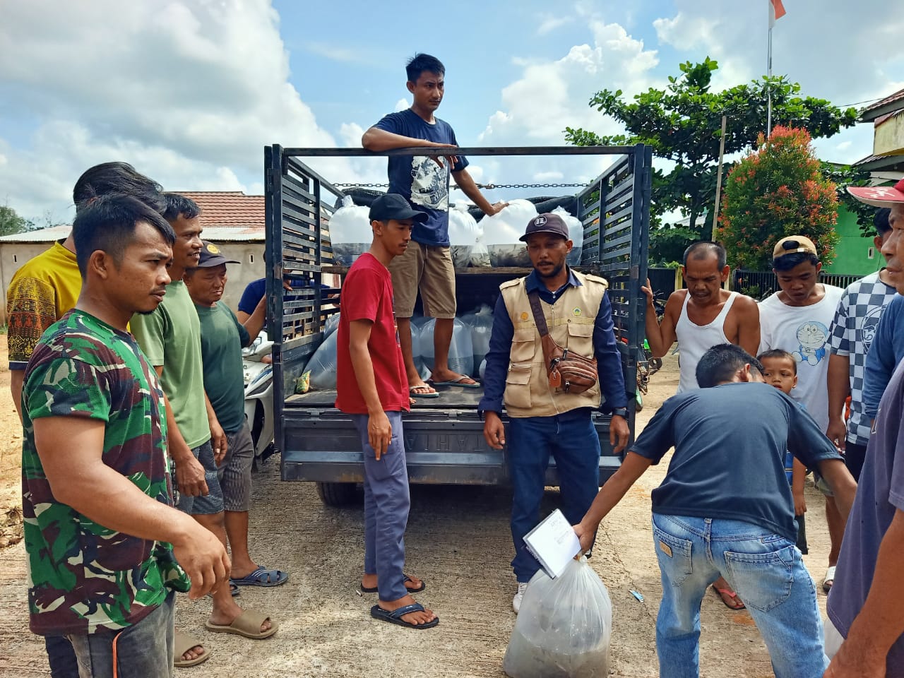 Pemdes Pagar Dewa Bagikan 47.000 Bibit Lele dan Pakan Untuk 5 Kelompok Tani