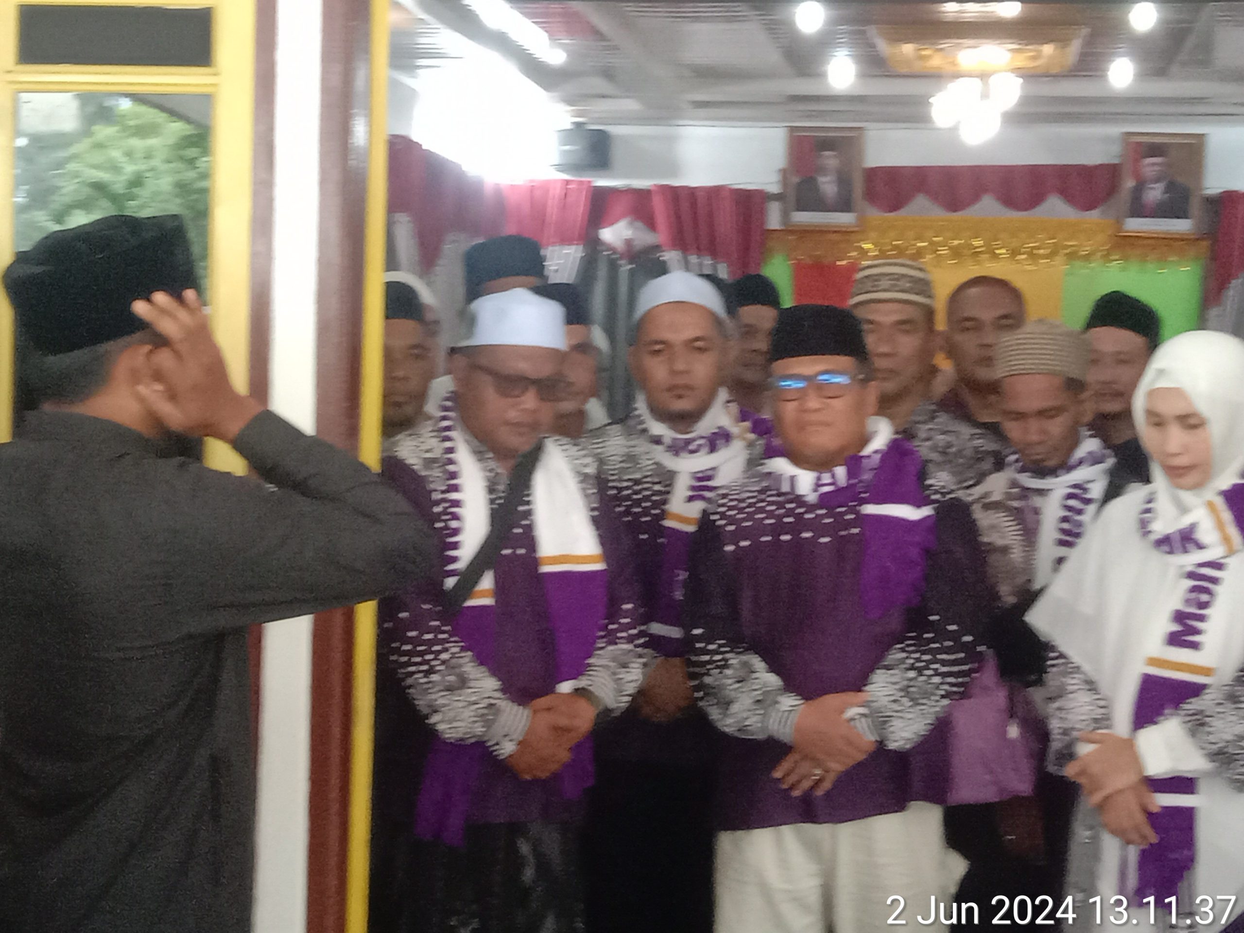 Pemberangkatan Haji PJ Bupati Pidie Dan Istri Dilaksanakan Dengan Haru
