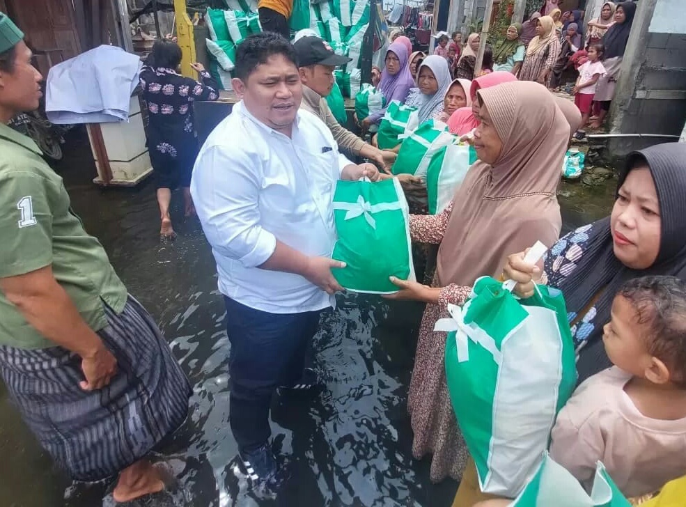 Serahkan Bantuan Korban Banjir, Zayinul Fata Pertegas Komitmen Maslahatkan Warga