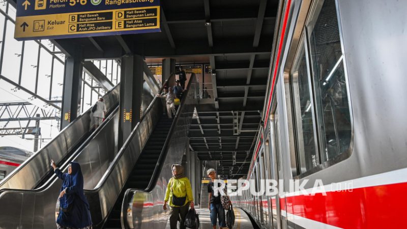 Tarif KRL Rp 80 Diserbu Warga untuk Meriahkan HUT ke-80 RI di Monas