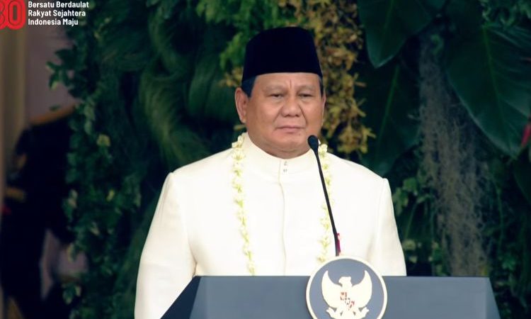 Presiden Prabowo Mengenakan Pakaian Adat Saat Memimpin Upacara Detik-Detik Proklamasi di Istana Negara