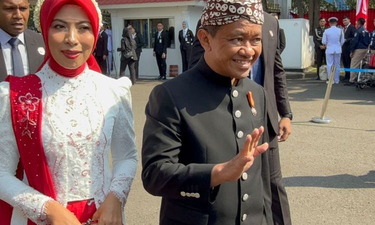 Bahlil Mengenakan Pakaian Adat Solo ke Istana, Mengaku Tidak Ada Hubungannya dengan Jokowi
