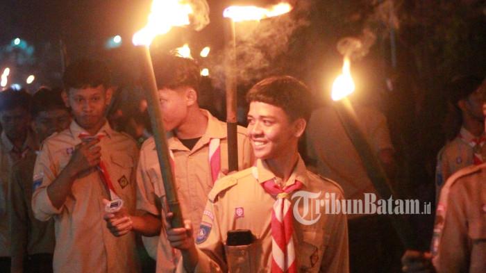 Semangat Berkobar di Langit Dabo, Pawai Obor Taptu HUT ke-80 RI Memenuhi Malam di Lingga
