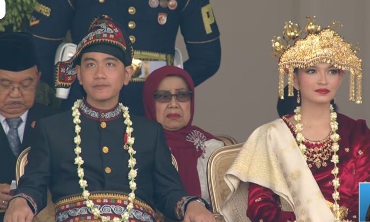 Wapres Gibran Menghadiri Upacara Hari Ulang Tahun ke-80 RI dengan Baju Adat Gayo, Selvi Mengenakan Pakaian Palembang