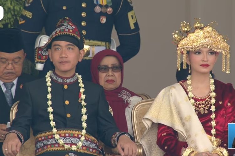 Wapres Gibran Menghadiri Upacara Hari Ulang Tahun ke-80 RI dengan Baju Adat Gayo, Selvi Mengenakan Pakaian Palembang