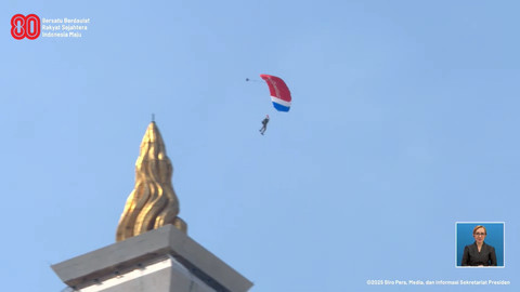 Keramaian Warga di Monas Menyaksikan Aksi Terjun Payung Jelang Upacara Peringatan Hari Ulang Tahun ke-80 RI
