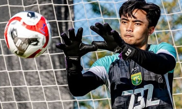 Rekor Bagus Ernando Ari Membuat Bonek Bahagia! Persebaya Surabaya Pulang dengan Kemenangan dan Clean Sheet