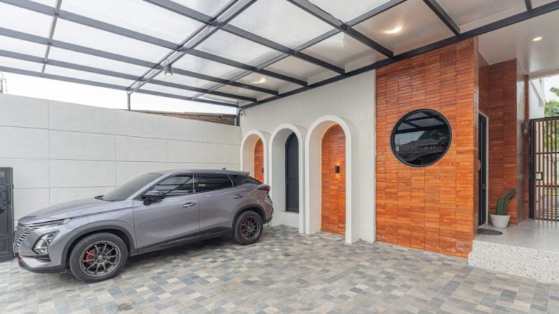 Rumah Berbentuk Lengkung dengan Taman Bermain yang Luas di Belakang