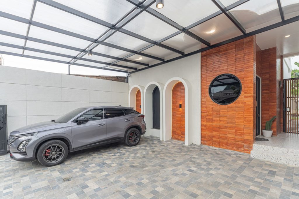 Rumah Berbentuk Lengkung dengan Taman Bermain yang Luas di Belakang