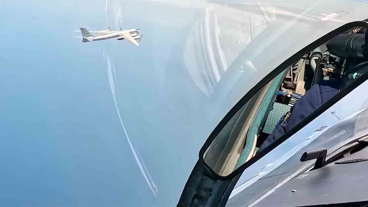 Video: Pesawat tempur strategis Rusia Tu-95MS melakukan penerbangan di atas Laut Barents