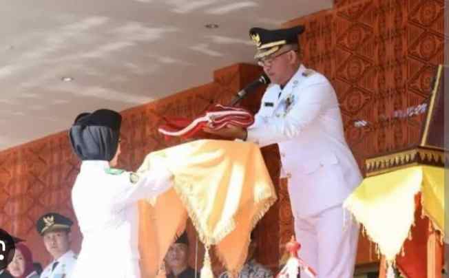 Spektakuler! Prajurit TNI Membentangkan Bendera HUT ke-80 RI di Monas