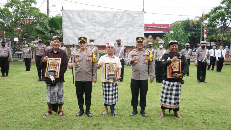 Meriahnya HUT RI, Polresta Denpasar Bali Mengadakan Lomba, Anak-Anak Antusias Berlari Membawa Karung