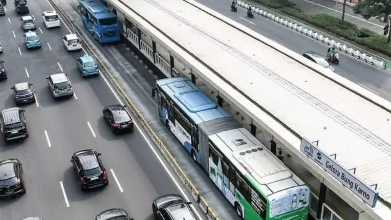 Rayakan Kemerdekaan! Naik Transportasi Umum di Jakarta Hanya Rp80