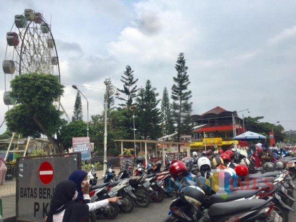 Pemasangan Gerbang Parkir di Alun-Alun Kota Batu, Apakah Merugikan PKL? Ini Kata Pemkot