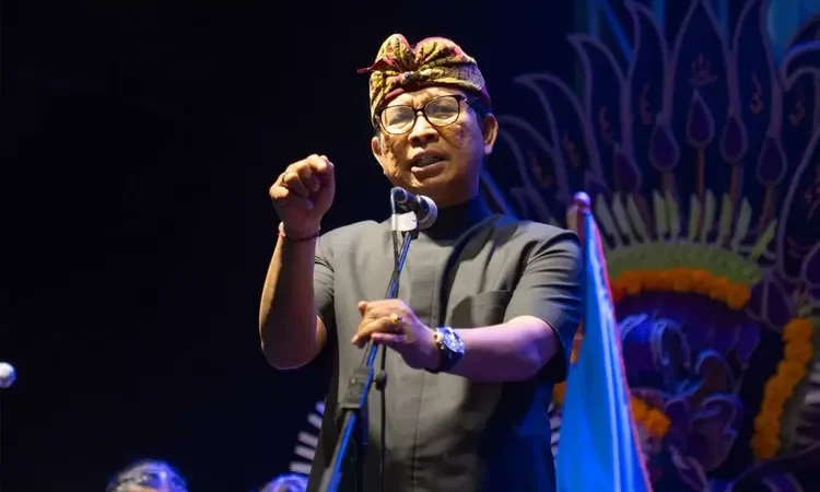 Bupati Badung I Wayan Adi Arnawa mendampingi Gubernur Bali Wayan Koster saat inspeksi terkait pembangunan di Kawasan