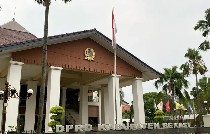 Temui Mahasiswa di Luar Gedung, Wakil Rakyat DPRD Kabupaten Bekasi Siap Mengevaluasi Besaran Tunjangan
