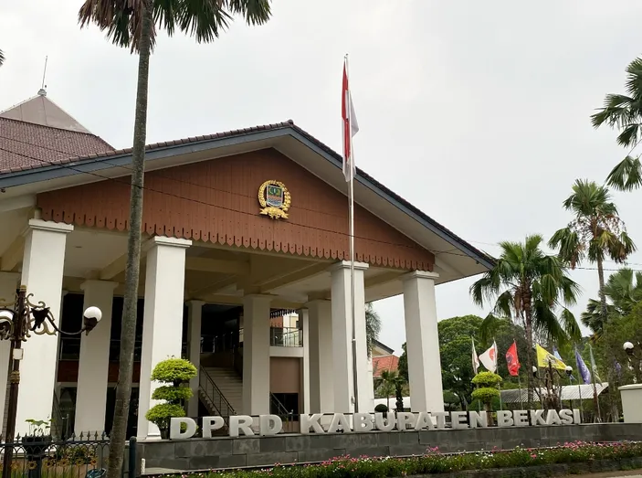 Temui Mahasiswa di Luar Gedung, Wakil Rakyat DPRD Kabupaten Bekasi Siap Mengevaluasi Besaran Tunjangan