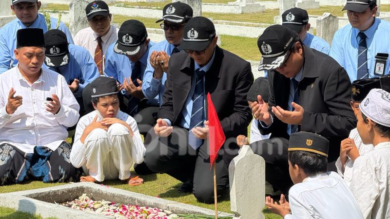 PT DLU Ziarah Makam Abikoesno Tjokrosoejoso, Kenang Menteri Perhubungan Pertama RI