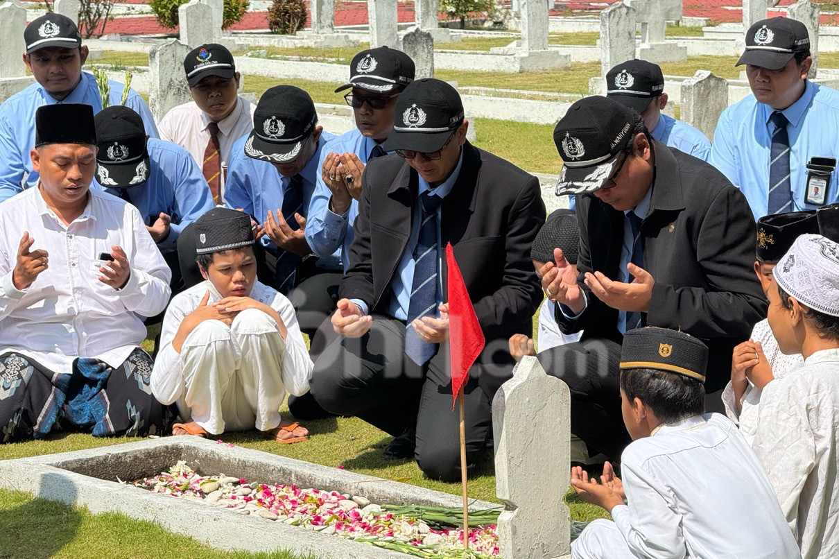 PT DLU Ziarah Makam Abikoesno Tjokrosoejoso, Kenang Menteri Perhubungan Pertama RI