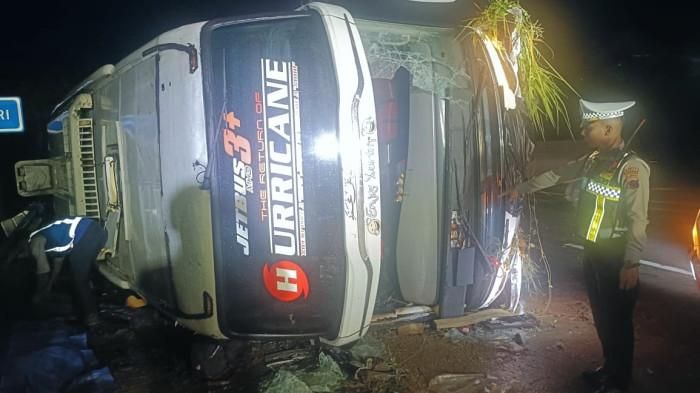 Bus Pariwisata PO Haryanto Terbalik di Tol Semarang, 3 Penumpang Meninggal