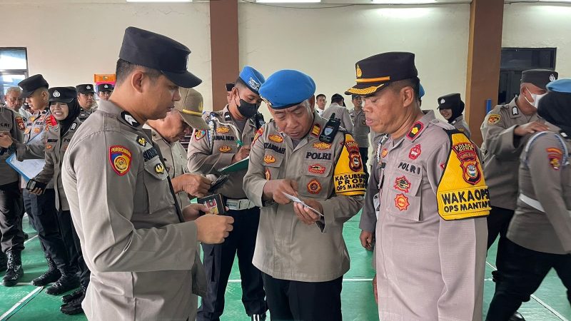 Propam Polres Bangka Barat Lakukan Pemeriksaan Kelengkapan Administrasi Personel