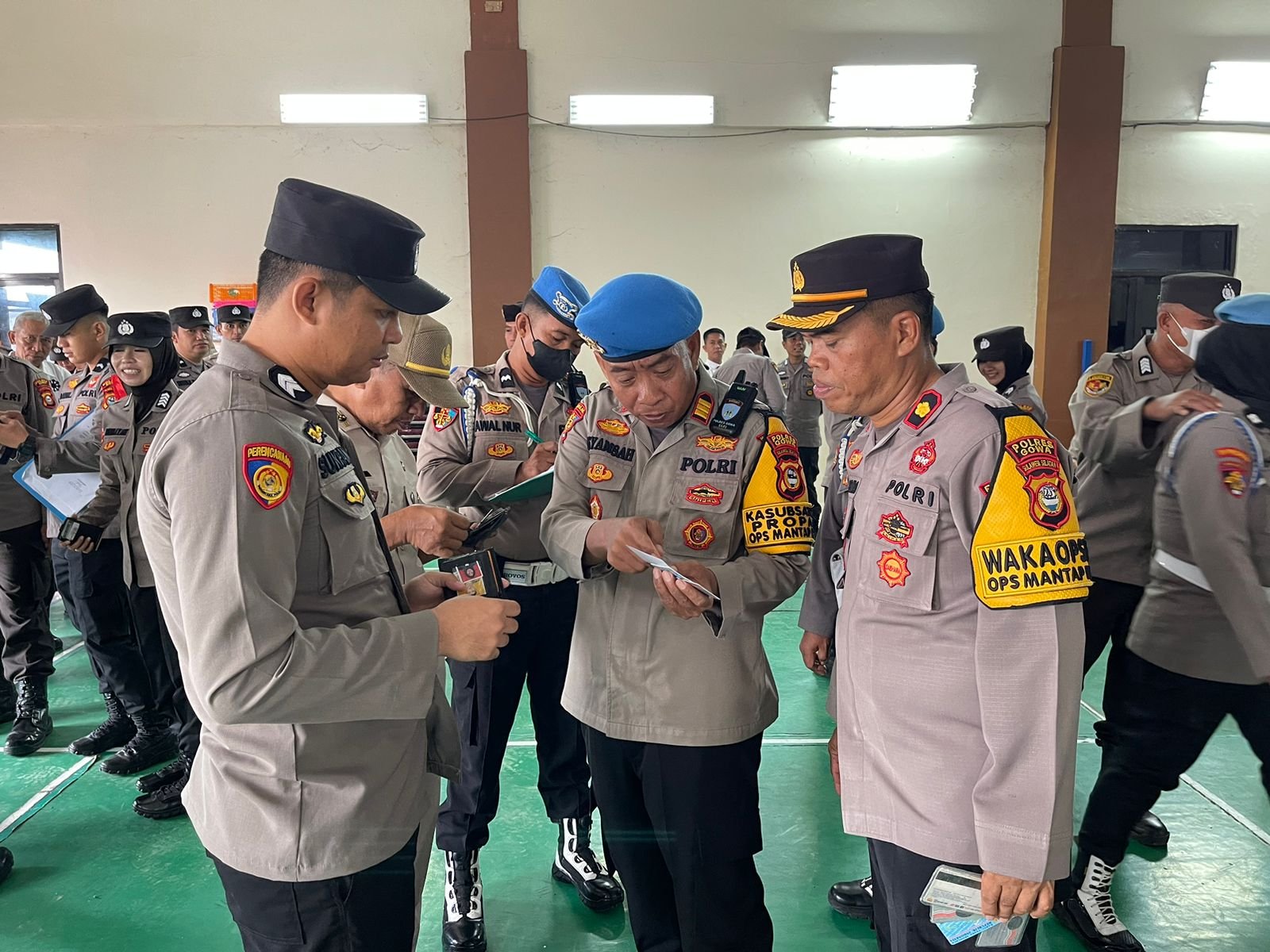 Propam Polres Bangka Barat Lakukan Pemeriksaan Kelengkapan Administrasi Personel