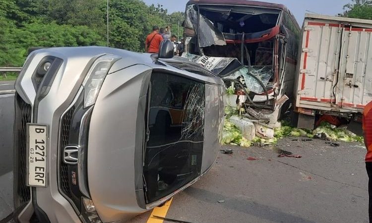 Efek Aquaplanning, Bus PO Haryanto Terguling di Jalan Tol, 3 Tewas di Lokasi