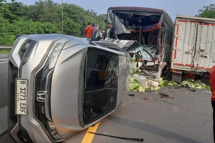 Efek Aquaplanning, Bus PO Haryanto Terguling di Jalan Tol, 3 Tewas di Lokasi