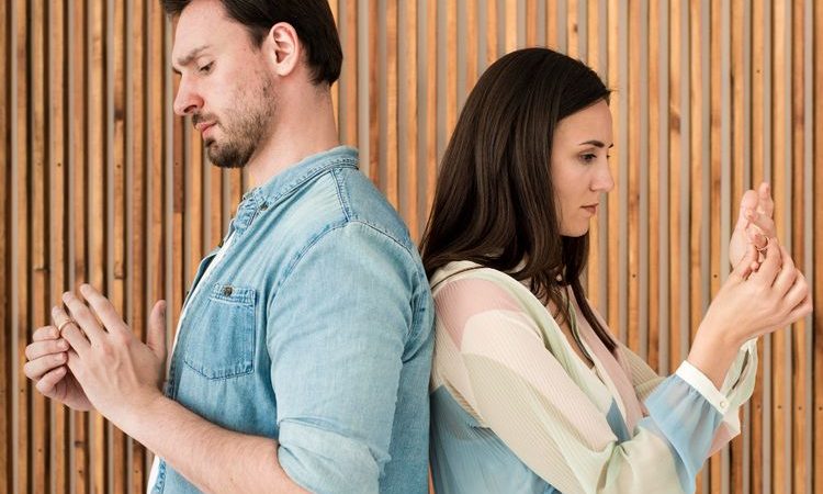 8 Tanda Merah yang Menunjukkan Waktunya Berpisah dari Pasangan